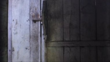 Eski bir evde ahşap duvarlı odalar. Gizemli nüanslı eski bir Cava evi. Değişik ışıkları olan ürkütücü ev odaları..