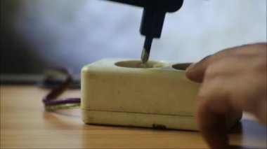 Güç tasarrufu ya da maliyet azaltma kavramı. Erkek Asya el fişi prizine yakın plan. Tanımlanamayan genç adam eve elektronik cihaz yerleştiriyor. Teknoloji ve elektrik kavramı.