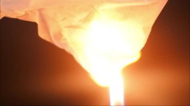Adam dokuyu yavaş çekimde yakıyor. gaz lambası videosu. Siyah arkaplan.