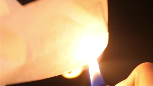 Quell Uomo Bruciare Tessuti Rallentatore Gas Accendino Video Black Sfondo — Video Stock