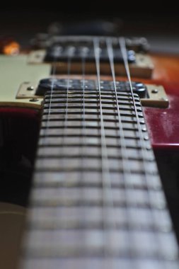 Elektro gitar Fretboard yakın çekim makro kaydırma. Gitar mandalları altı telli gitarda. müzik aleti