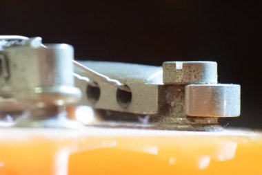 Elektro gitar Fretboard yakın çekim makro kaydırma. Gitar mandalları altı telli gitarda. müzik aleti