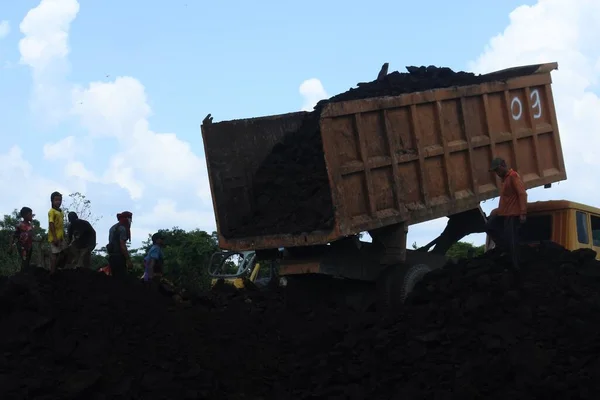 在采石场用卡车倾倒煤矿残渣 2022年5月20日 印度尼西亚Jambi的Muara Tebo 为琥珀采煤的人 — 图库照片