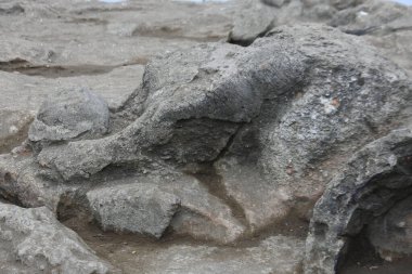 Batı Sumatra Endonezya, Padang 'da Malin Kundang kaya oluşumu. Air Manis Sahili, Malin Kundang efsanesiyle yakından ilişkilidir..