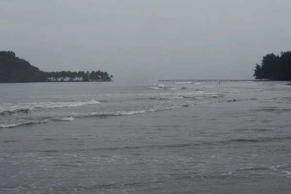 位于西苏门答腊岛的Air Manis海滩上的晨景 天空阴云密布 Manis海滩与Malin Kundang的传说密切相关 — 图库照片