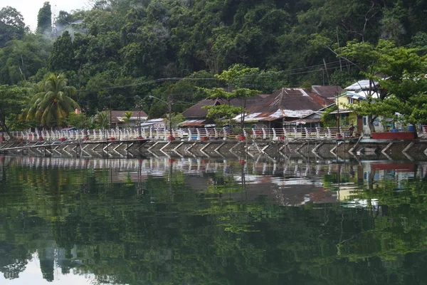 连接印度尼西亚西苏门答腊帕当市河流的桥 2022年5月21日 短途交通工具 一座坚固而弯曲的铁桥 骑摩托车过桥 — 图库照片