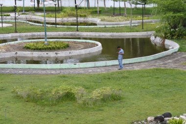 Batı Sumatra Büyük Camii Cuma namazından döndükten sonra, Padang, Endonezya, 22 Mayıs 2022