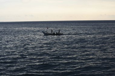 Geleneksel tekne derin mavi denizde yüzüyor, Padang, Batı Sumatra