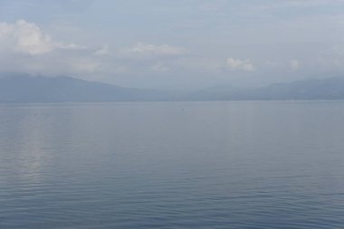 Singkarak Gölü, Solok, Batı Sumatra, Endonezya. Güzel göl fotoğrafları. göl kenarındaki ev.