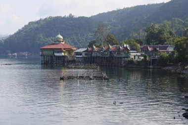 Singkarak Gölü, Solok, Batı Sumatra, Endonezya. Güzel göl fotoğrafları. göl kenarındaki ev.