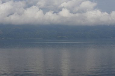 Singkarak Gölü, Solok, Batı Sumatra, Endonezya. Güzel göl fotoğrafları. göl kenarındaki ev.