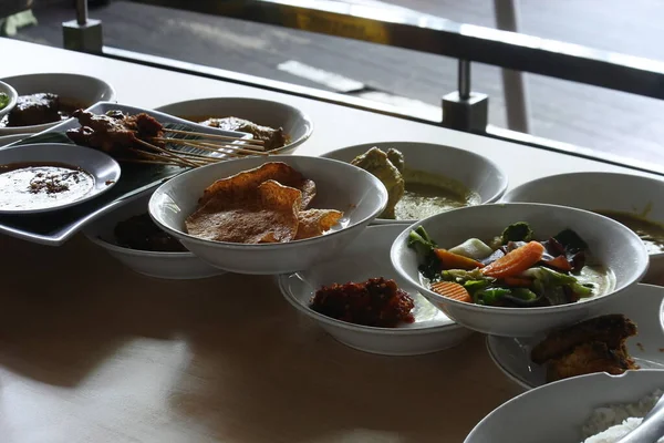 西スマトラ州パダン出身の代表的な料理 皿の上の伝統的な食べ物は通常パダン料理 ナシカパウ ナシパダンと呼ばれます — ストック写真