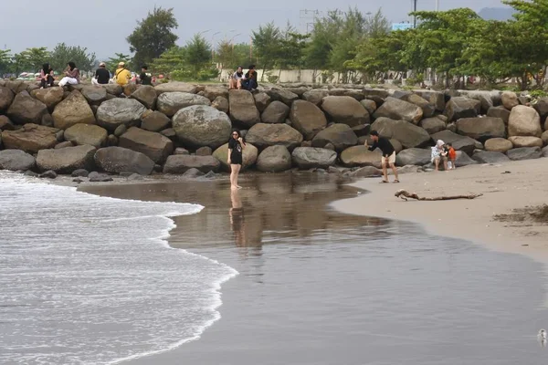 Los Visitantes Relajan Esperando Puesta Sol Playa Ciudad Padang Sumatra — Foto de Stock