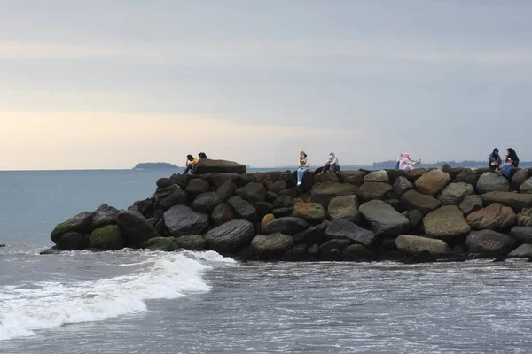 Visitatori Rilassano Aspettando Tramonto Sulla Spiaggia Nella Città Padang West — Foto Stock