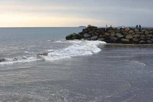 Visitatori Rilassano Aspettando Tramonto Sulla Spiaggia Nella Città Padang West — Foto Stock