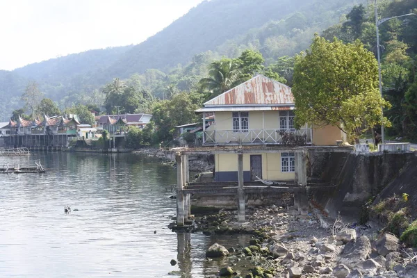 Singkarak湖 Solok West Sumatra Indonesia 美しい湖のストックフォト 湖のそばの家 — ストック写真