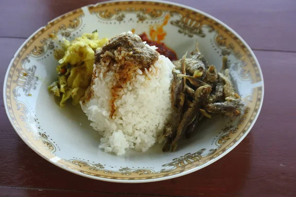 Nasi Padang Com Prato Lateral Ikan Bilih Ikan Bilis Bilis — Fotografia de Stock