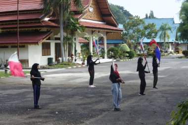 Lise öğrencileri 24 Mayıs 2022 'de Muara Bungo, Jambi, Endonezya' da yürüyüş bandosu çalışmalarına başladılar..