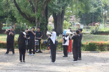 Lise öğrencileri 24 Mayıs 2022 'de Muara Bungo, Jambi, Endonezya' da yürüyüş bandosu çalışmalarına başladılar..