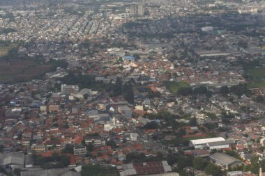 Uçak penceresinden manzara. Gökyüzü manzarası ve uçak kanatları üzerinde uçan yaz günü uçağı. Derin mavi gökyüzü ve uçaktan gelen bulutlar