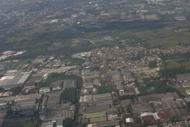 Uçak penceresinden manzara. Gökyüzü manzarası ve uçak kanatları üzerinde uçan yaz günü uçağı. Derin mavi gökyüzü ve uçaktan gelen bulutlar