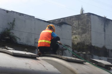 Sukabumi, Batı Java, Endonezya 'daki bir tren istasyonundaki yolcular ve memurlar, 27 Mayıs 2022