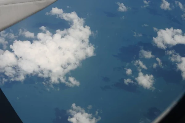 Utsikten Från Flygplansfönstret Sommardag Flygplan Som Flyger Över Himlen Utsikt — Stockfoto