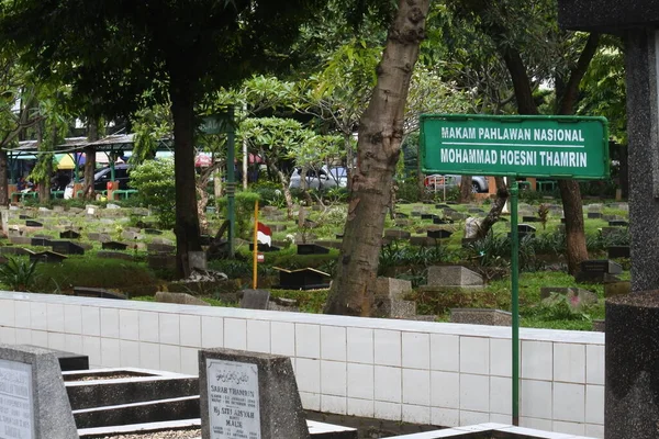 Pellegrini Nella Zona Del Cimitero Karet Bivak Cemetery Con Una — Foto Stock