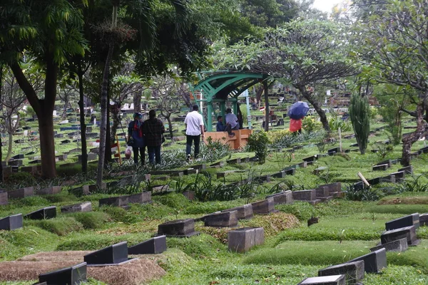 Pellegrini Nella Zona Del Cimitero Karet Bivak Cemetery Con Una — Foto Stock