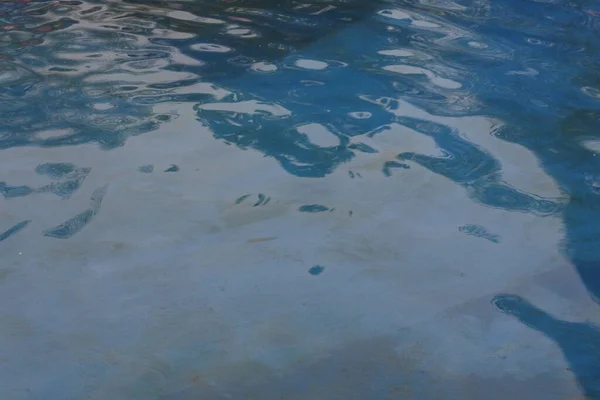 깔개와 무늬가 물웅덩이가 표면을 배경으로 추상적 — 스톡 사진
