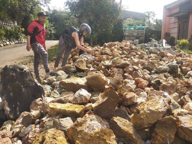 6 Mayıs 2022 'de Sukabumi, Batı Java' da taş madde araştırması.