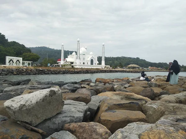 Meczet Hakim Przy Plaży Meczet Hakim Padang Dominującym Białym Kolorem — Zdjęcie stockowe