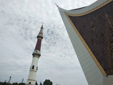 Batı Sumatra Büyük Camii Cuma namazından döndükten sonra, Padang, Endonezya, 22 Mayıs 2022