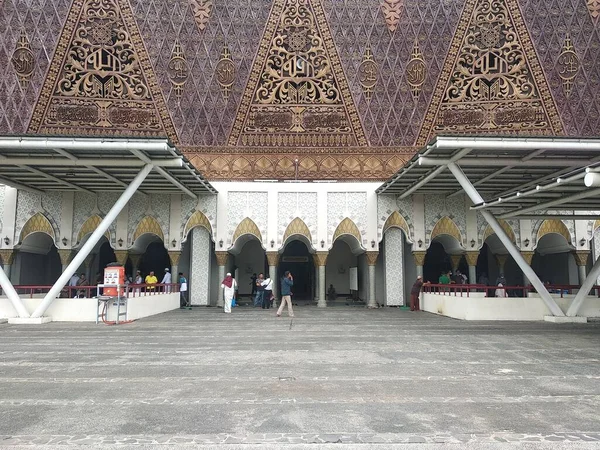인도네시아 에서의 금요일 기도를 마치고 돌아온 수마트라의 모스크 2022 — 스톡 사진
