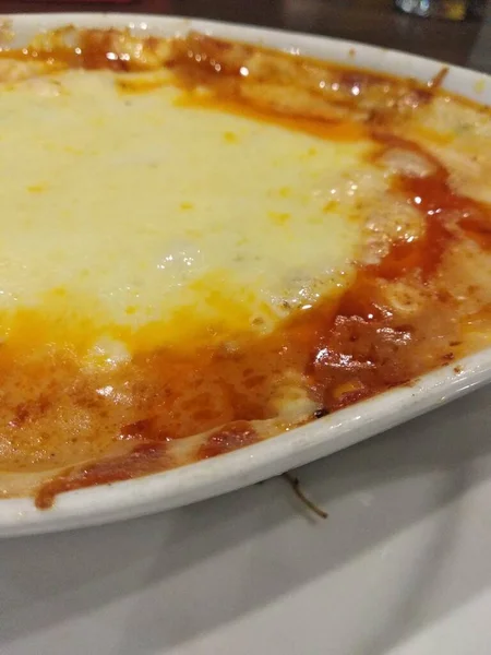 맛있는 라자냐를 접시에 주었다 이탈리아 레시피 집에서 라자냐를 먹는다 가까이 — 스톡 사진