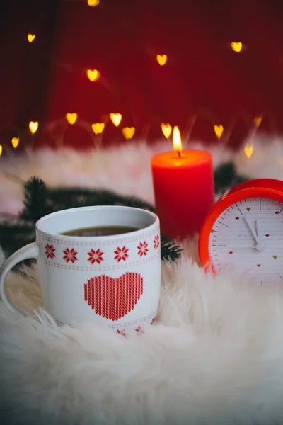 Copo Cerâmica Com Padrão Coração Vermelho Relógio Vela Com Bokeh — Fotografia de Stock