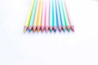 Beyaz arkaplanda renkli kalemler