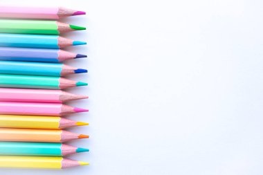 Beyaz arkaplanda renkli kalemler