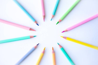 Beyaz arkaplanda renkli kalemler