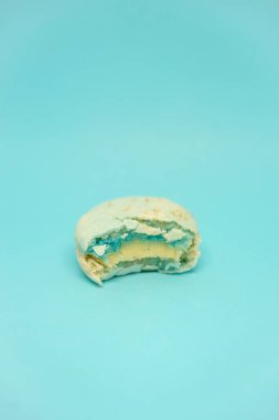 Mavi arka planda mavi bir badem kurabiyesi. Lezzetli taze tatlı. Tek renk olsun. Yılın rengi.