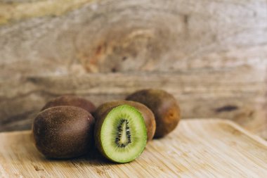 Kiviyi yakın plan kesersek, meyvenin dokusu açıkça görülebilir. metin için yer 