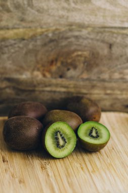 Kiviyi yakın plan kesersek, meyvenin dokusu açıkça görülebilir. metin için yer 