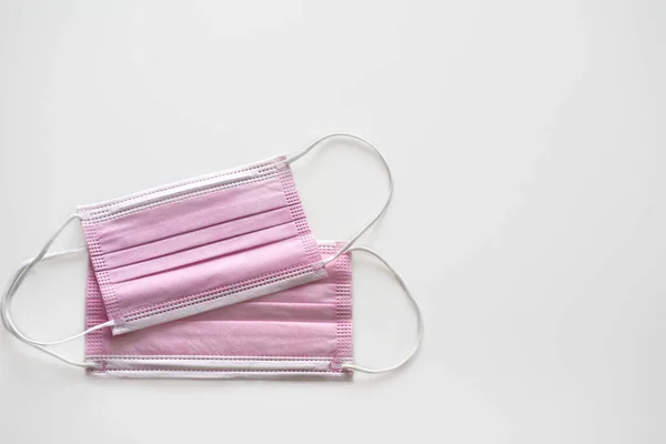 Mascarilla para niños y adultos de color rosa sobre fondo blanco — Foto de Stock