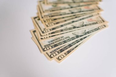 Beyaz arka planda Amerikan para birimi faturaları 10 dolar. Yüksek kalite fotoğraf