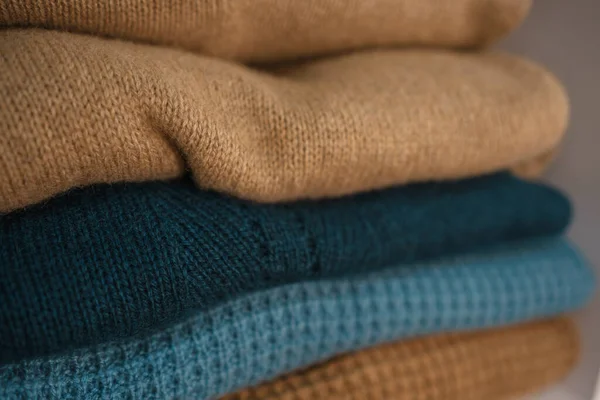 Beyaz raflarda farklı renklerde örülmüş bir sürü şey var. Yüksek kalite fotoğraf