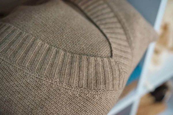 Beyaz raflarda farklı renklerde örülmüş bir sürü şey var. Yüksek kalite fotoğraf