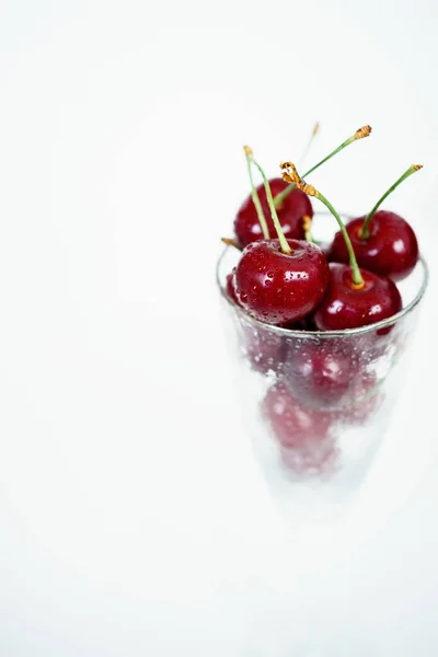 甜樱桃果冻甜点和新鲜樱桃在杯子里 有选择的焦点 高质量的照片 — 图库照片