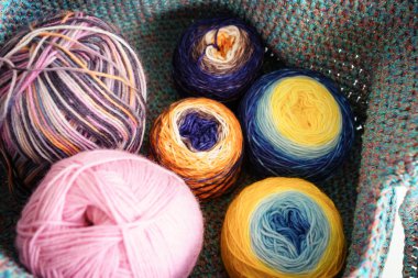 Renkli iplik topları. Yukarıdan bak. Gökkuşağı renkleri. Her renkten. Örgü örmek için iplik. İplik derileri. - Evet. Yüksek kalite fotoğraf