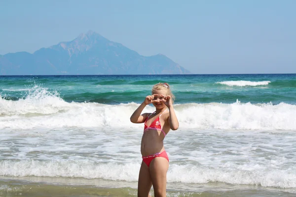 Menina na praia — Fotografia de Stock