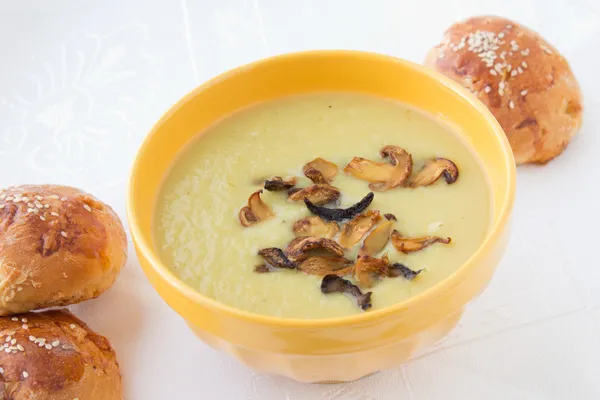 Prei puree soep met gebakken gesneden champignons — Stockfoto